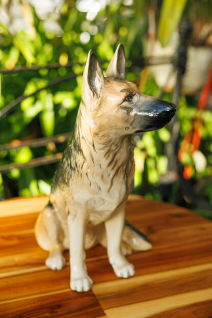 Royal Doulton German Shepherd Figurine England 123